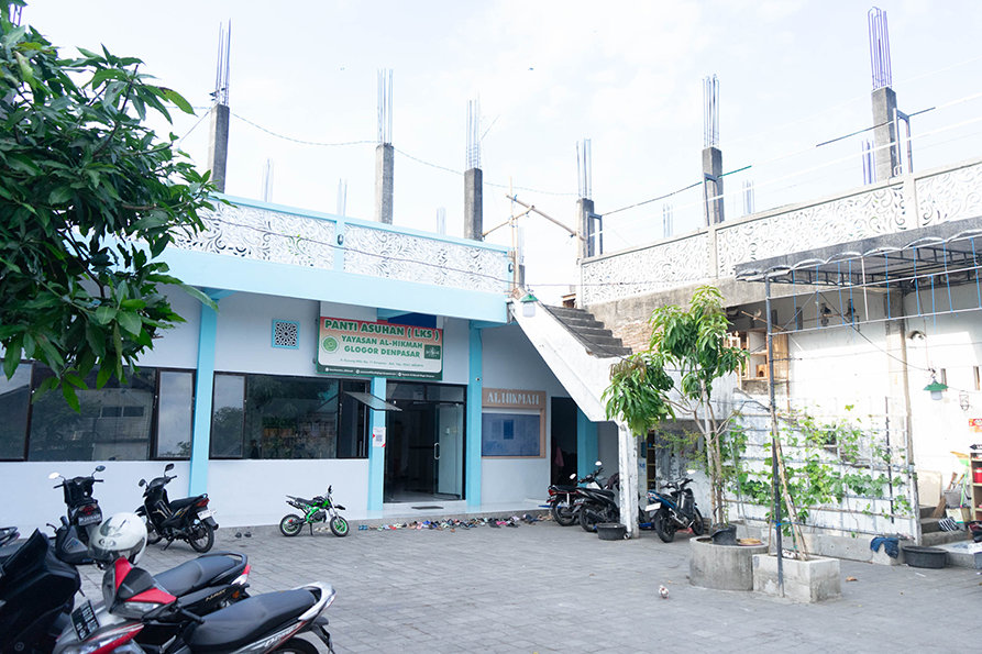 Halaman Depan Yayasan Al Hikmah: Rumah Tumbuh dan Harapan